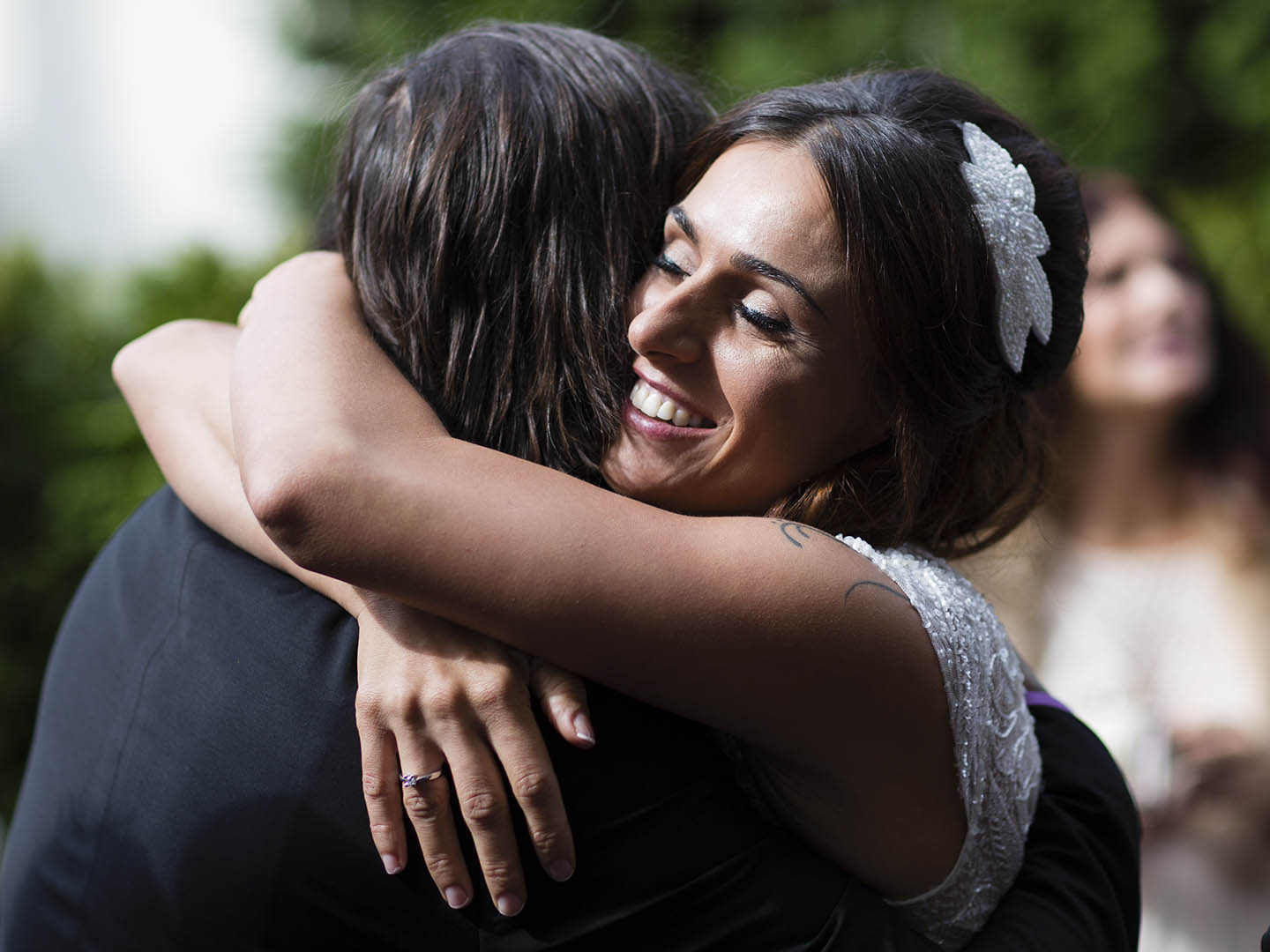 Abrazo tras una ceremonia en la Iglesia de San Salvador de Cines anexa a la Rectoral de Cines