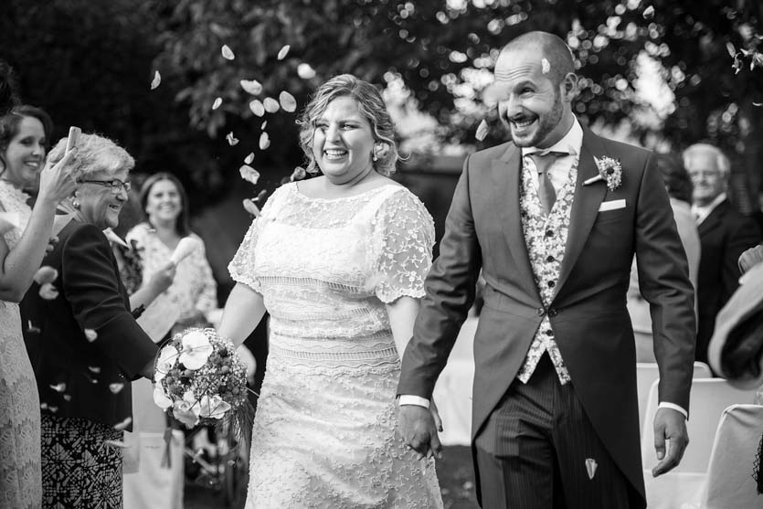 Salida de novios tras ceremonia civil en Quinta Canaima