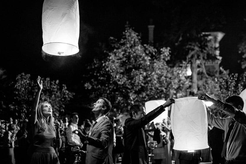 Lanzamiento de farolillos en Quinta Canaima durante una boda