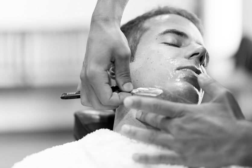 Novio afeitándose en La barbería de Matogrande