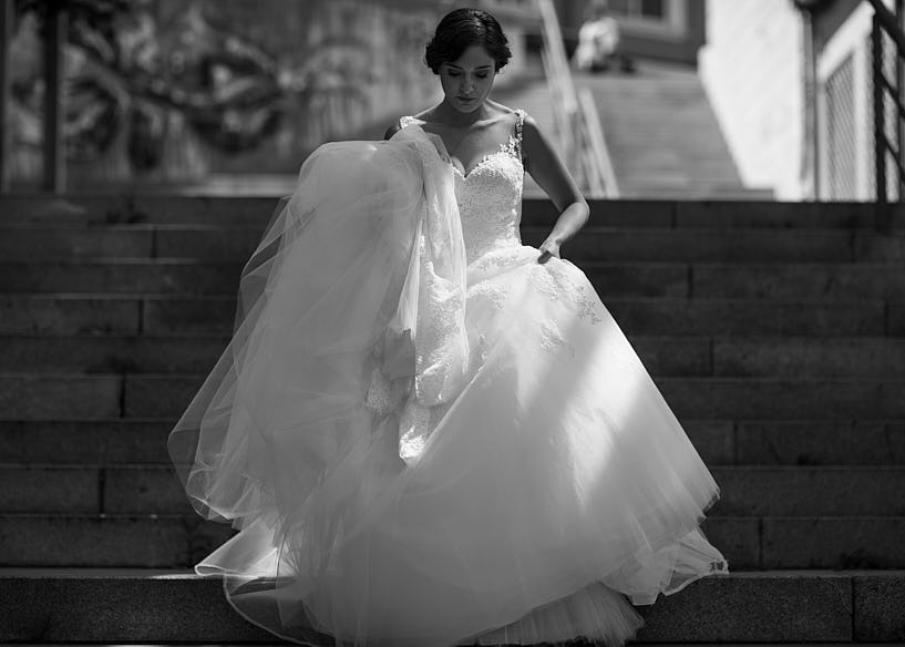 Novia bajando escaleras con Vestido de novia de Pronovias