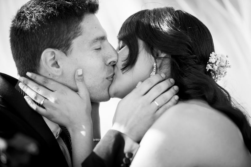 Beso Ceremonia de boda civil en el Pazo de Santa Cruz de Mondoi