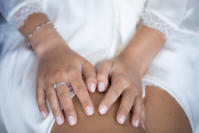 Detalle manos y anillo de una novia