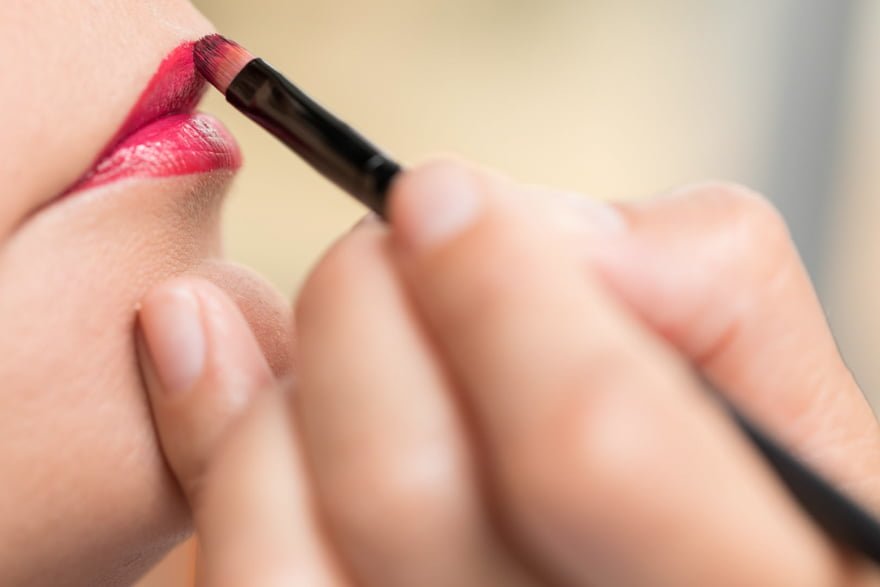 Detalle del maquillaje de labios de una novia en Naroá Belleza y Estilismo de Noia el día de su boda