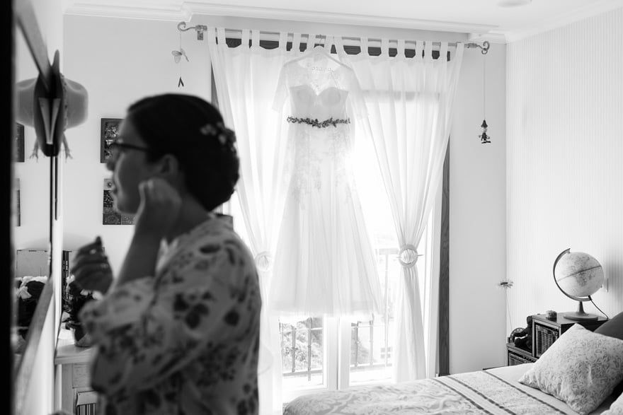 vestido de novia de La Sposa Barcelona colgado en la habitacion