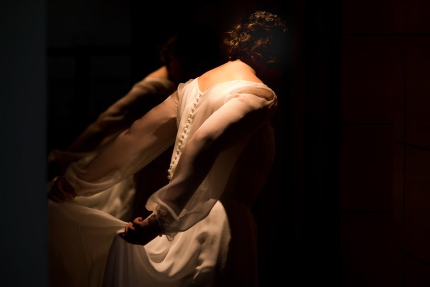 Vestido de novia de la firma Jesús Peiró en la suite de las Bodegas Cepa 21