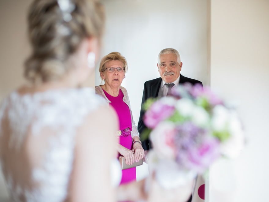 Padres de la novia emocionados en una de las habitaciones del Hotel De Floriana