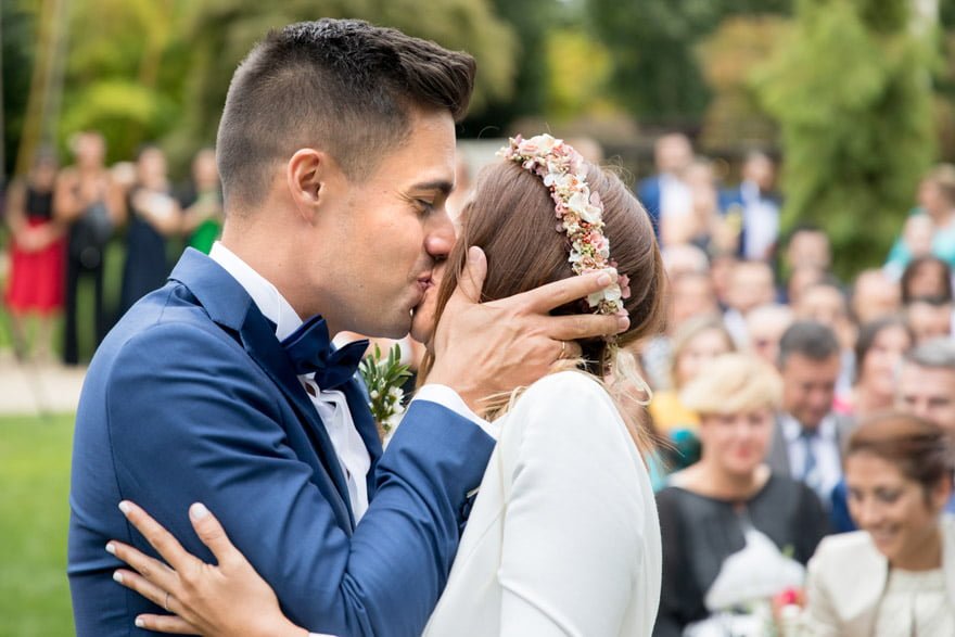 Tocado de novia de Pluma y collar de A Coruña