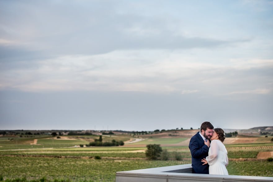 Novios durante su boda en las bodegas Cepa 21