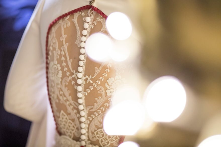 detalle de la espalda de un vestido de novia de Cristina Valenzuela Atelier de Majadahonda Madrid