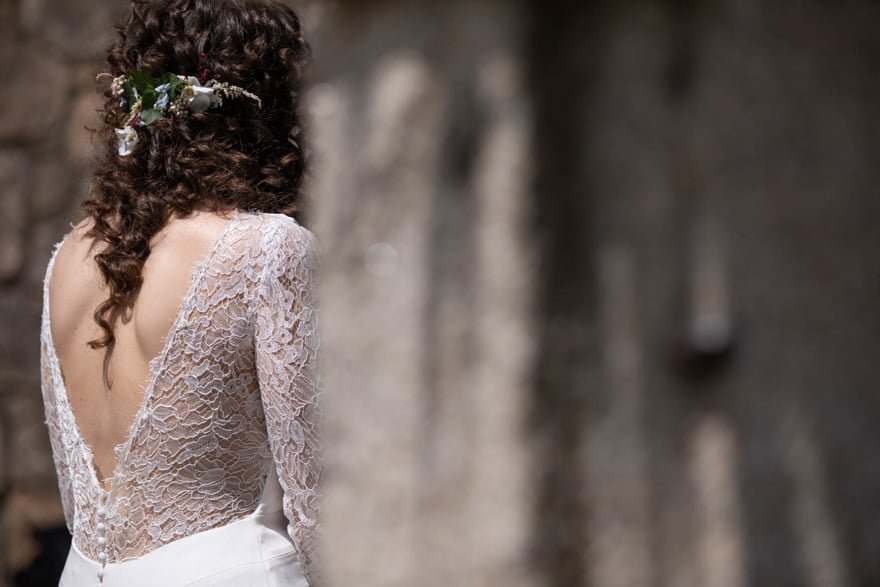 Detalle de la espalda del vestido de novia de Alejandra Svarc de Tul Novias en una boda en el Pazo de Adrán