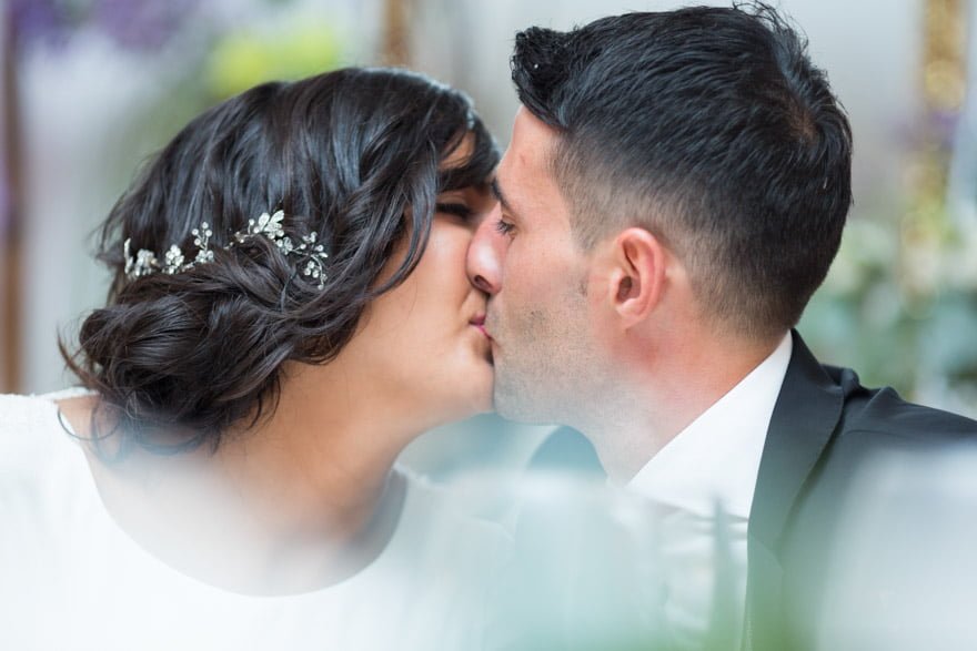 Beso de novios en una boda en el Pazo San Fernando que gestiona Bokete