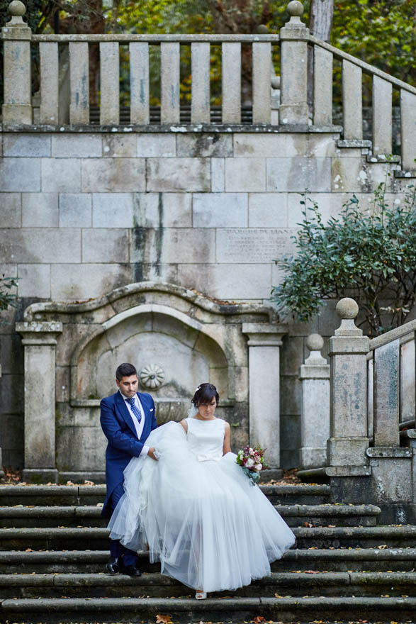 Novios en las escaleras de Santa Eulalia de Lians