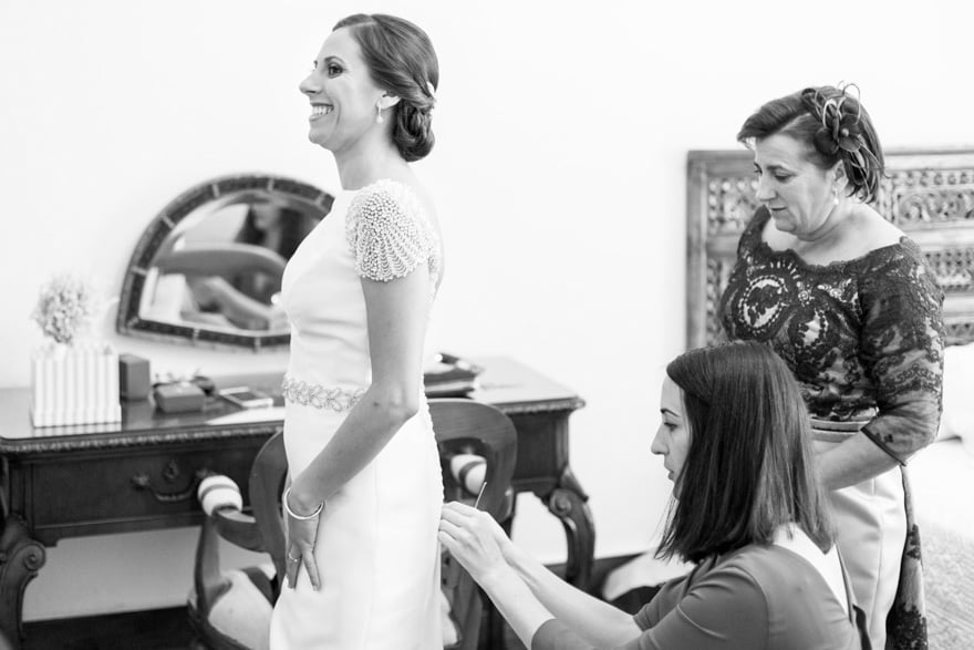 Novia con vestido de Rosa Clará en una de las habitacion del Pazo do Tambre en el día de su boda
