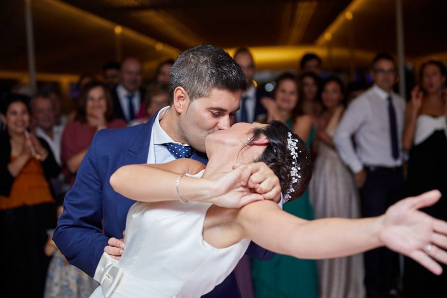 Beso durante el baile de novios en su boda en Quinta Canaima