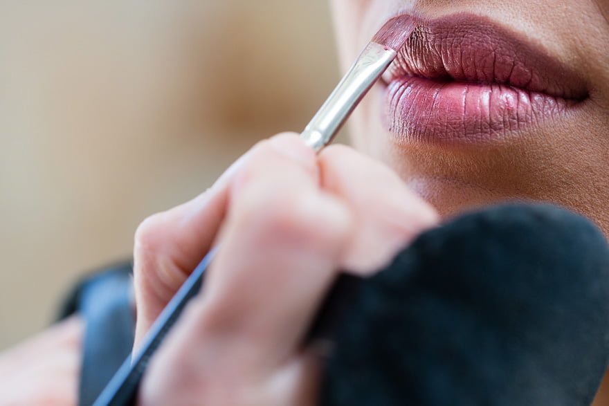 Detalle del maquillaje de los labios de la novia el dia de su boda en María Mundín Maquilladora Lalín