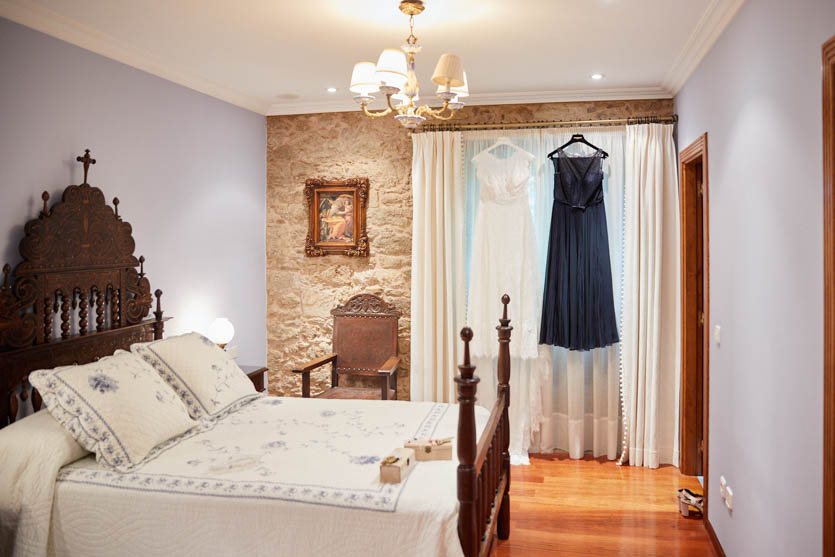 Habitación del Pazo Montesclaros y vestido de Pronovias