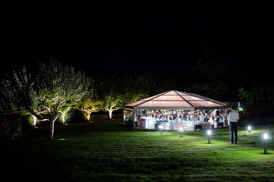 Vista noctura del salón del Pazo A Toxeiriña durante una boda