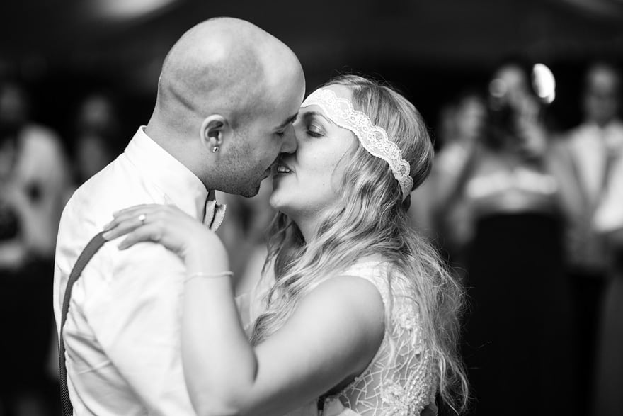 Pazo do Bidueiro de Ordes Beso de novios durenta el baile de su boda