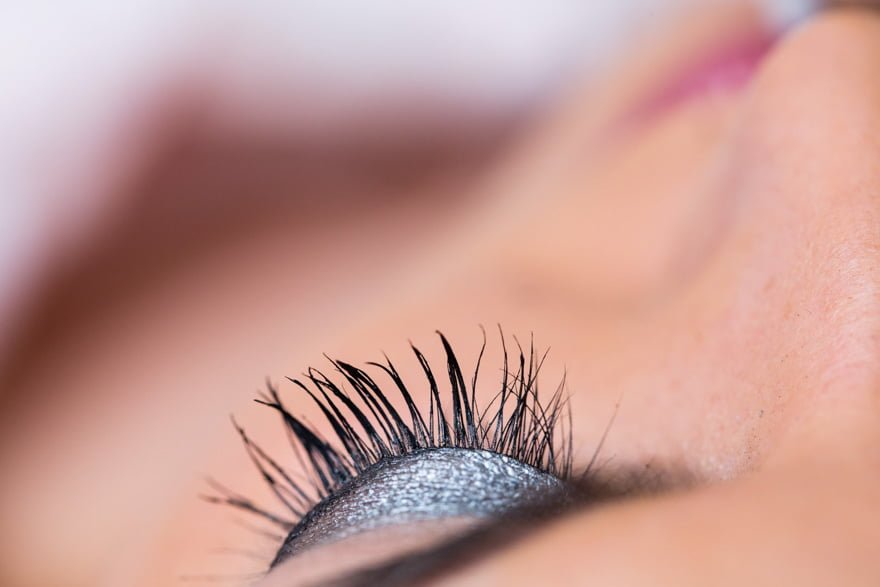 Detalle de ojo maquillado de novia el día de su boda en la peluquería Alba da Estrada