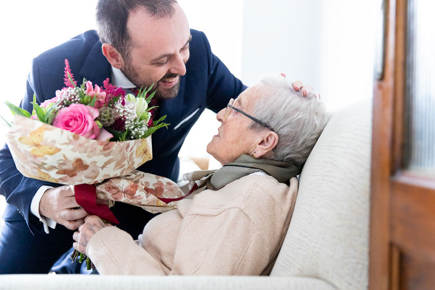 Novio entrega ramo a su abuela en el día de su boda
